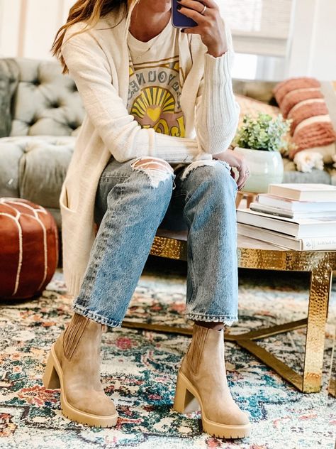 Boho Style Outfits Winter, Cowboy Boots Outfit Winter, Boho Fall Outfits, Boho Fashion Winter, Boho Winter Outfits, Dolce Vita Boots, Chelsea Boots Outfit, Trendy Mom Outfits, Winter Boots Outfits