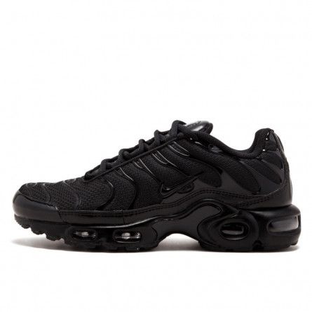 Comment taille la Air Max TN Noire ? Pointure conseillée : le modèle Air Max TN Plus Triple Black taille normalement, l'équipe Limited Resell vous recommande de prendre votre pointure habituelle.  La Air Max TN : l'histoire d'une étoile montante A l'origine du phénomène TN ; Sean McDowell. En 1998, il imagine la première paire d'Air Max TN Plus qui donnera alors un nouveau souffle à Nike : un mouvement esthétique est né, et l'ampleur qu'il prendra dépassera largement les attentes de la marque. Nike Tn Shoes, Nike Airmax Plus, Nike Air Max Black, Tn Plus, Basket Nike, Black And White Nikes, Nike Tn, All Nike Shoes, Baskets Nike