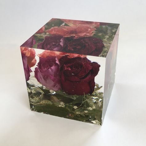 Cube resin featuring roses Paper Weights Diy, Baby Shower Baskets, One Rose, Diy Resin Art, Craft Molds, Flower Lights, Resin Flowers, Resin Diy, Resin Jewelry