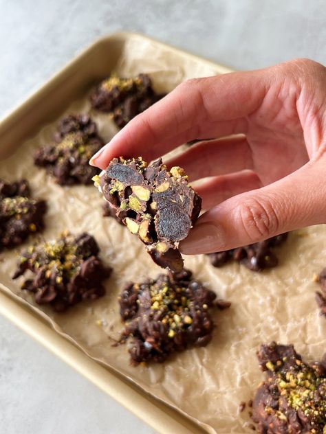 Date Pistachio, Pistachio Snack Ideas, Pistachio Appetizer, Date Desserts, Recipes With Dates, Dark Chocolate Pistachio, Date Recipes Desserts, Roasted Pistachios, Coconut Chocolate Bars