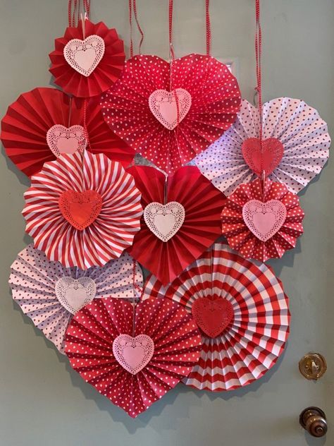 Valentine Paper Crafts, Valentine's Day Decorations, Easy Valentine Crafts, Diy Valentine's Day Decorations, Paper Fan, Diy Valentines Decorations, Diy Valentine, Valentines Art, Diy Valentines Crafts