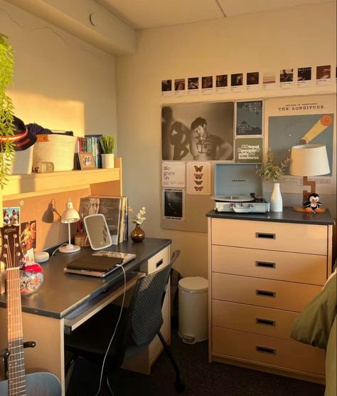 Nyu Dorm, Uni Bedroom, Pretty Dorm Room, Uni Dorm, Dorm Room Layouts, Dorm Aesthetic, College Dorm Room Inspiration, Dream Dorm Room, Cozy Dorm Room