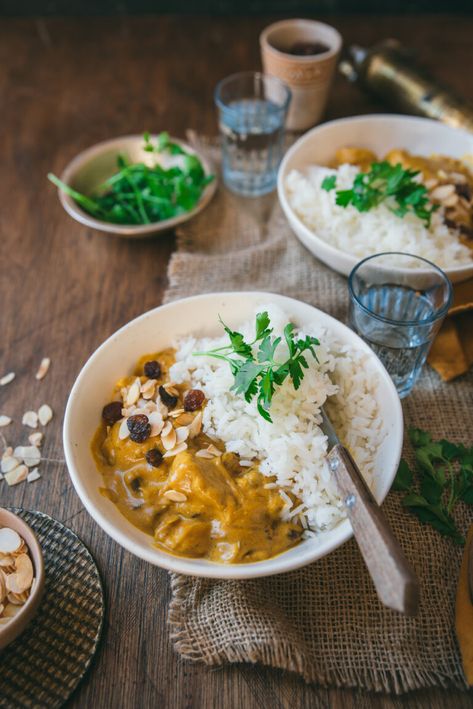 Poulet curry et lait de coco - Recette facile Coconut Chicken Curry Recipe, Poulet Curry Coco, Indian Bread Recipes, Coconut Chicken Curry, Coconut Milk Chicken, Recipe Conversions, Cooking Spinach, Chicken Curry Recipe, Coconut Milk Recipes