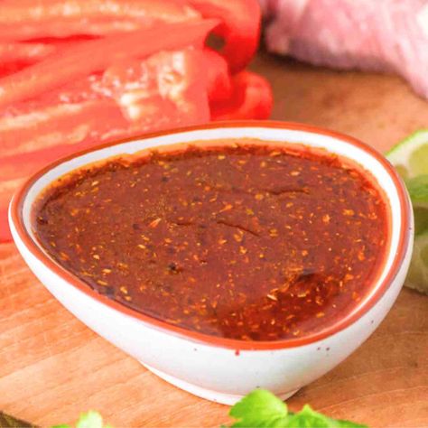 Easy Homemade Fajita Sauce {Fajita Marinade} Fajita Sauce, Fajita Pizza, Vegetarian Fajitas, Chicken Breast Marinade, Easy Baked Chicken Breast, Fajita Marinade, Shrimp Fajitas, Beef Fajitas, Chipotle Chili Powder