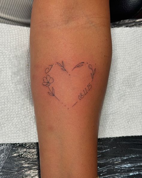 Cute dainty heart down for her kids, each of them start with a J and the dates are each the year they were born. So simple and such a nice way to represent the kids. #finelinetattoo #daintytattoo #fineline #dainty #flowerheart Dainty Tattoos Dates, Small Tattoos With Dates, Nieces And Nephews Tattoo, Tattoos For Kids Unique, Granddaughter Tattoo Ideas, Floral Heart Tattoo, Cute Dainty Tattoos, Date Tattoo Ideas, Date Tattoos