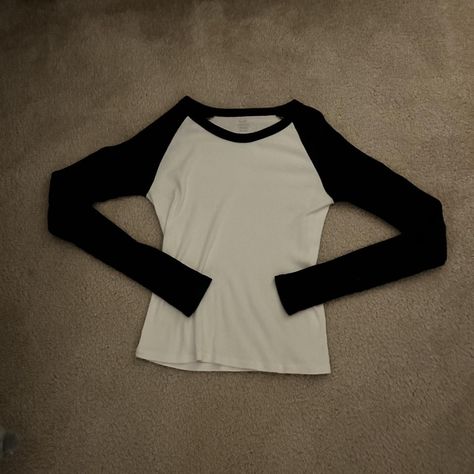 brandy melville long sleeve black and white baseball... - Depop Clean Girl Style, Style Stockholm, Brandy Melville Long Sleeve, Clean Girl, Girl Style, Costume Design, Fall Autumn, Baseball Tee, Brandy Melville