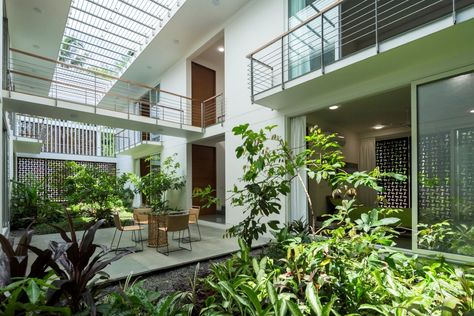 House with Courtyards | LIJO RENY architects - The Architects Diary Kerala Architecture, Ranch Remodel, Courtyard Design, Rest House, Wine House, Bay House, Home Decor Crate, Architecture Awards, Courtyard House