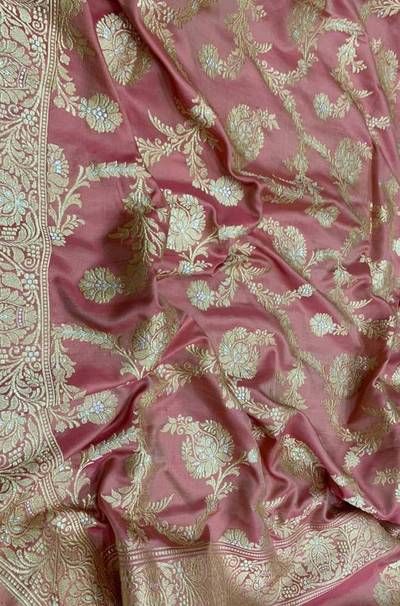 Katan Silk Saree Banarasi, Deepika Padukone Saree, Saree Outfits, Mother Of The Bride Looks, Bride Reception Dresses, Katan Saree, Sarees Banarasi, Formal Saree, Indian Wedding Gowns