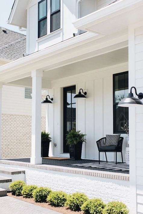 Pillars Outside Home, Modern Farmhouse Dining Room Light Fixtures, Modern Fireplaces Ideas, Farmhouse Flip, Modern Farmhouse Porch, Cement Work, White Modern Farmhouse, Casa Clean, Rustic Modern Farmhouse