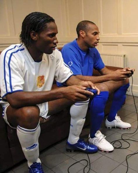 Didier Drogba and Thierry Henry playing PES 2005 on Playstation 2, a game in which both footballers were featured that year. Old Football Players, Didier Drogba, Soccer Photography, Thierry Henry, Football Photography, Retro Football Shirts, Football Images, Football Icon, Football Is Life