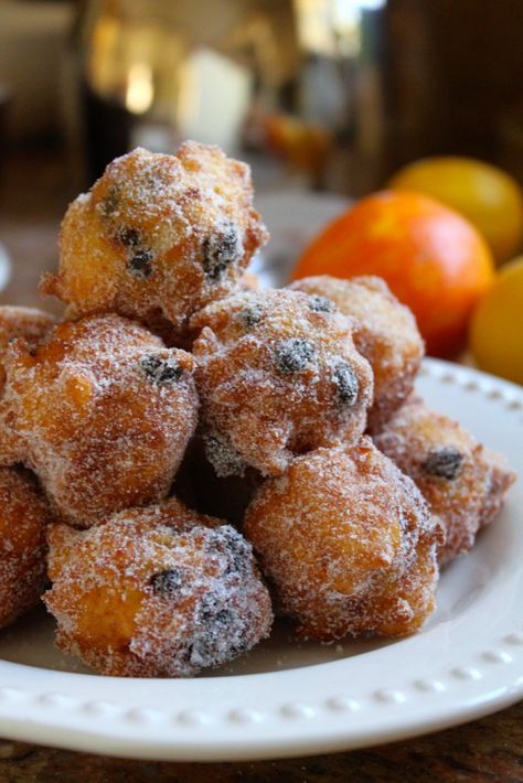 Chocolate Filled Ricotta Doughnuts - Ricotta, Raisin and Chocolate Doughnuts (Frittelle Ricotta, Uvetta e Cioccolato) Italian Butter Cookies, Italian Recipes Dessert, Delicious Donuts, Chocolate Donuts, Homemade Donuts, Italian Cookies, Doughnut Recipe, Italian Desserts, Great Desserts