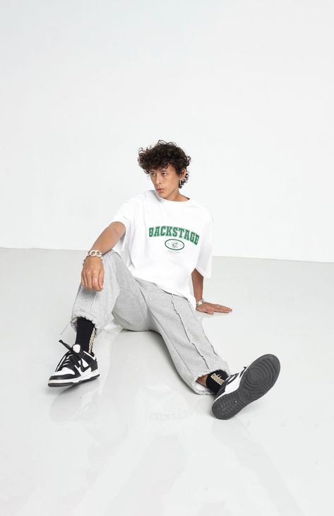 Streetwear Poses, Streetwear Photoshoot, T-shirt Photography, Clothing Studio, Studio Poses, Streetwear Inspo, Men Photography, Brand Studio, Fashion Photography Inspiration