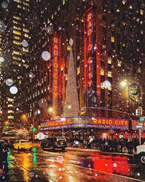 Nyc Christmas Aesthetic, Christmas In New York City Aesthetic, Christmas In New York Aesthetic, New York Christmas Aesthetic, Christmas Nyc, New York City Christmas, Christmas In New York, City Christmas, New York City Aesthetic