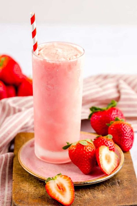 Wendy's Vanilla Frosty Recipe, Vanilla Frosty Recipe, Frosty Copycat Recipe, Strawberry Frosty, Wendys Frosty Recipe, Frozen Drink Recipes, Frosty Recipe, Ice Cream Shake, Strawberry Treats