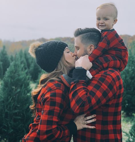 Christmas Pajama Pictures, Christmas Tree Farm Pictures, Outdoor Christmas Photos, Tree Farm Photo Shoot, Christmas Tree Farm Photo Shoot, Christmas Photography Family, Christmas Tree Farm Photos, Newborn Christmas Photos, Christmas Pictures Outfits