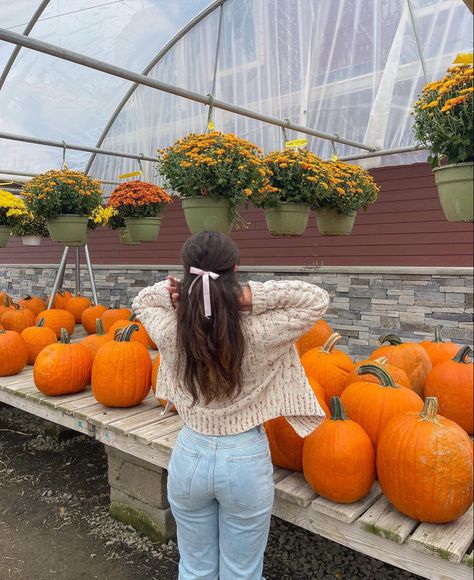 Thanksgiving outfit inspo fall outfit ideas autumn outfri ideas pumpkin patch outfit fall aesthetic autumn vibes Autumn Aesthetic Pumpkin, Autumn Pics, Angelica Rose, Pumpkin Patch Photoshoot, Pumpkin Patch Pictures, Nyc Outfits, Pumpkin Patch Outfit, Early Fall Outfits, Fall Outfit Ideas