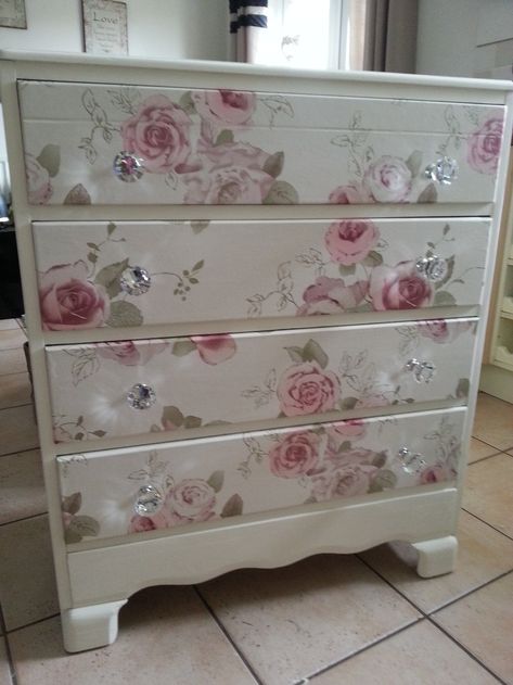 Decoupaged Furniture, Restoring Furniture, Chest Makeover, Muebles Shabby Chic, Refurbished Phones, Gigi Style, Furniture Flip, Decoupage Furniture, Shabby Chic Dresser