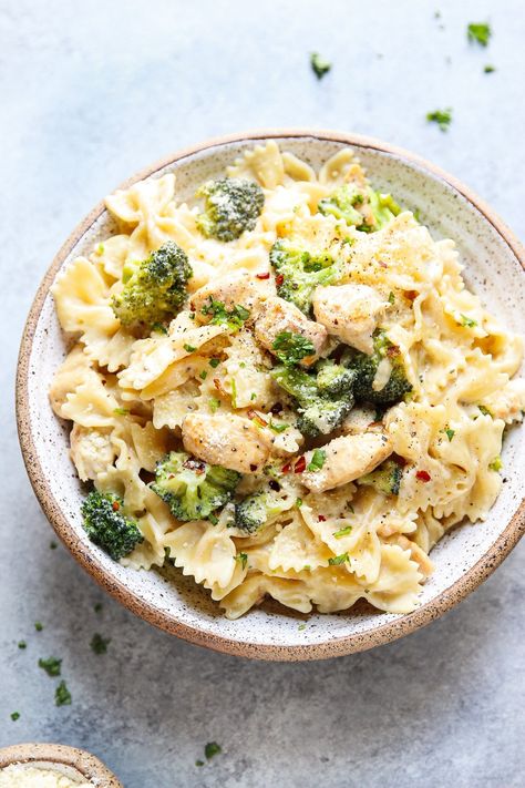 Instant Pot Creamy Alfredo Pasta is a family-friendly dinner that takes less than 30 minutes! Made entirely in the Instant Pot, this set-it-and-forget-it recipe combines a comforting mix of veggies, protein, and carbs all in one bowl. Perfect for weeknight dinners, meal prep, and more! Backpacking Snacks, Creamy Alfredo Pasta, Meals For Camping, Mre Meals, Broccoli Alfredo Pasta, Freeze Dried Chicken, Pasta Healthy, Chicken Broccoli Pasta, Chicken Broccoli Alfredo