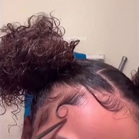 Prom Hairstyles With Edges, How To Do Curly Edges, Swoop Ponytail Curly Hair, How To Do Swoop Edges, How To Swoop Your Hair, Swoop Edges, Peinados Con Baby Hair, Babyhairs Edges, Edges Styles