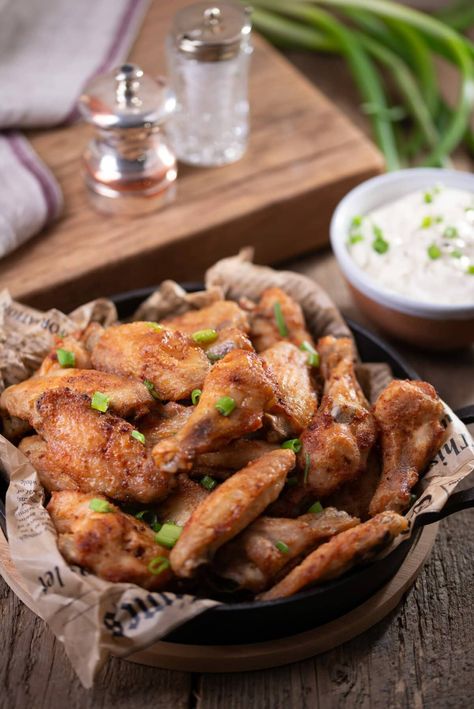 Ever had salt and vinegar wings? No? Well, it's right about time you try them out! Check out this tangy recipe and you'll make it over and over again. Salt And Vinegar Wings Recipe, Salt And Vinegar Wings, Vinegar Chicken Wings, Parmesan Chicken Wings Baked, Baked Bbq Chicken Wings, Easy Chicken Wings, Baked Garlic Parmesan Chicken, Vinegar Chicken, Chicken Wing Recipes Baked