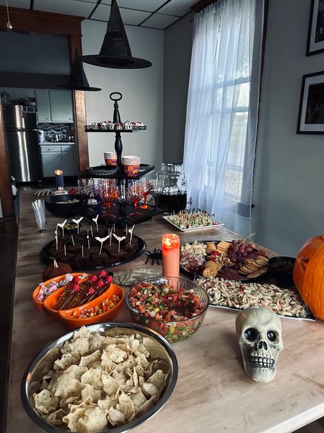 Halloween Party In Apartment, Halloween Party Apartment Decor, Small Apartment Halloween Party, 25th Birthday Halloween Party, Halloween Dinner Setup, Halloween Party Small Apartment, Halloween Party Decorations Indoor Diy, Halloween Hosting, Goth Birthday Party Decorations