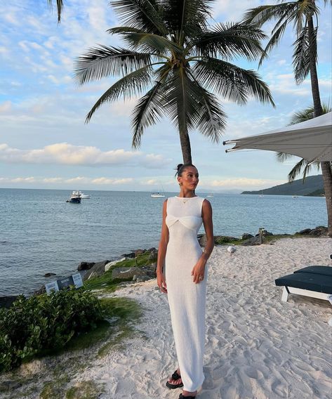 team white or pink?🤍🩷 Dress On Beach, Loungewear Outfit, Island Outfit, Crop Dress, Green Leggings, Casual Evening, Beach Maxi Dress, On Beach, Style Summer