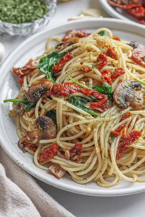 Spinach & Mushroom Spaghetti with Sun-Dried Tomatoes - Munchmeals by Janet Speggetti Recipes, Vegan Pastas, Spinach Spaghetti, Mushroom Spaghetti, Veggie Spaghetti, Amazing Pasta, Spaghetti With Spinach, Spinach And Mushroom, Tomato Pasta Recipe