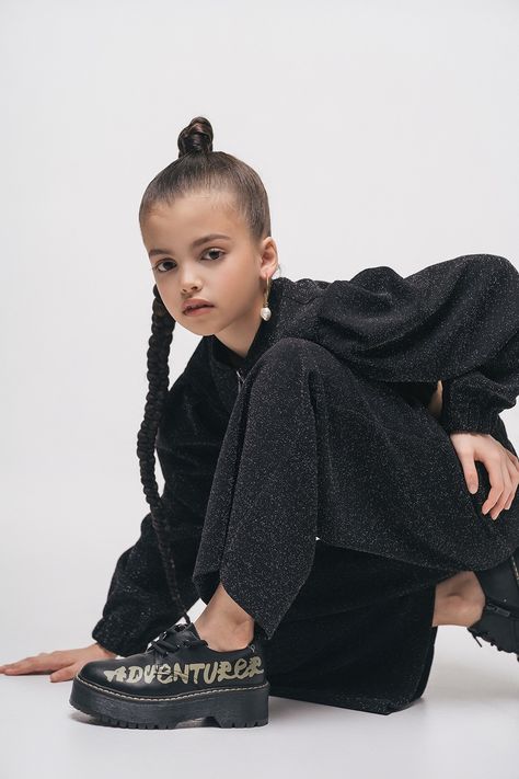 Kids Model Shoot, Kids Fashion Photoshoot, Studio Photoshoot Ideas, Kids Studio, Studio Photography Poses, Stylish Hoodies, Model Inspo, Studio Photoshoot, Fashion Photography Inspiration