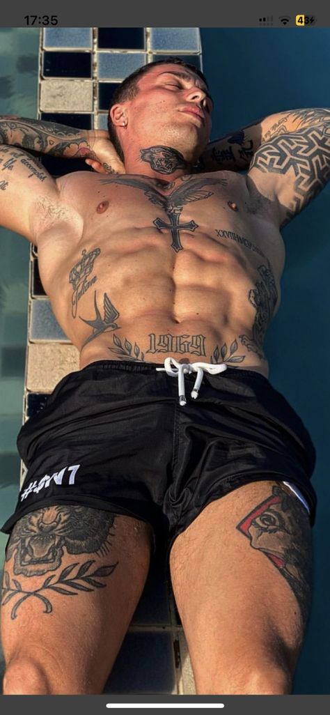 Back Tattoos For Guys Upper, Army Outfit, Tatuagem Masculina Pequena, Muscle Tattoo, Gym Boy, Back Tattoos For Guys, Body Tattoo, Inked Men, Fitness Inspiration Body