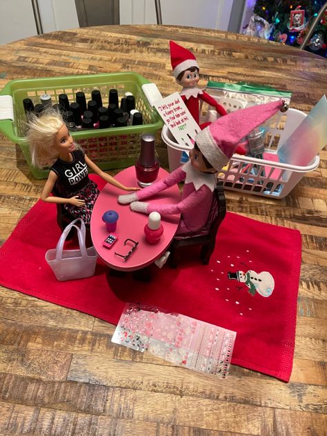 Elf On The Shelf With Friends Ideas, Elf On The Shelf Wednesday Ideas, Elf In Barbie Car, Elf On Shelf Ideas 2023, Elf With Barbie Ideas, Elf With Barbies, Elf Barbie Ideas, Elf On The Shelf Ideas With Barbies, Barbie Elf On A Shelf