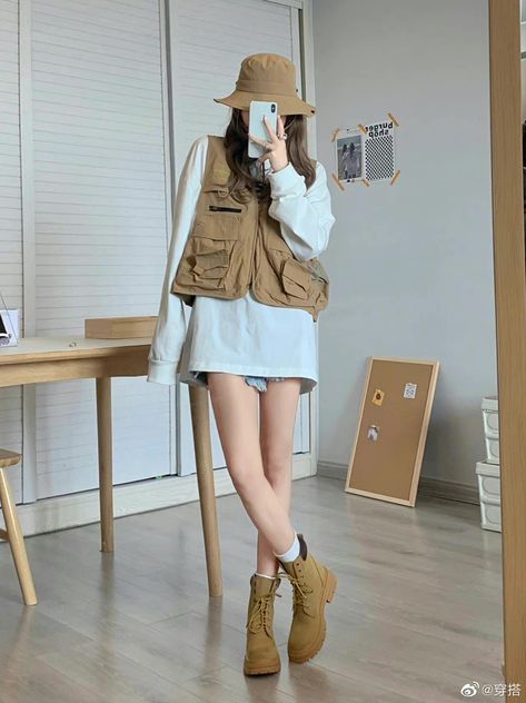 Korean Camping Outfit, Ootd Camping, Camping Ootd, Hiking Ootd, Vest Outfit Women, Countryside Fashion, Camping Outfits For Women, Safari Outfit, Mountain Outfit