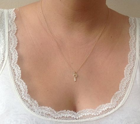 Minimalist Accessories Jewellery, Tiny Gold Necklace, Simple Heart Necklace, Tiny Necklace, Pretty Jewelry Necklaces, Gold Jewelry Simple Necklace, Key Pendant Necklace, Gold Necklace Simple, Heart Key