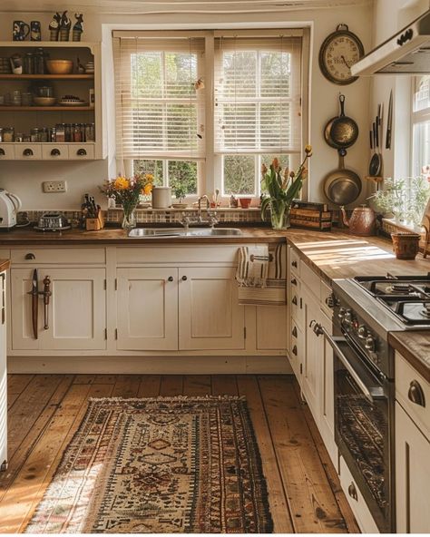 Cozy House Aesthetic Kitchen, Homestead Interior Design, Normal House Aesthetic, Cozy Traditional Kitchen, Southern Home Aesthetic, Old Kitchen Aesthetic, Ranch Style Kitchen Ideas, Ranch Style Home Interior, Old Kitchen Renovation