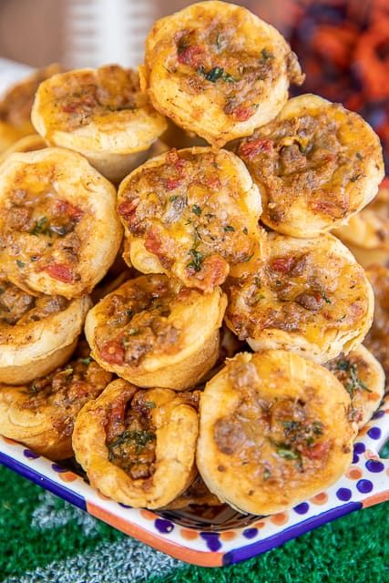 Best Game Day Food on a Budget - 50 Cheap Game Day Food Ideas Pub Sauce, Biscuit Bites, Football Friday, Biscuit Cups, Meat Appetizers, Plain Chicken, Tailgate Food, Spicy Sausage, Bacon Cheeseburger