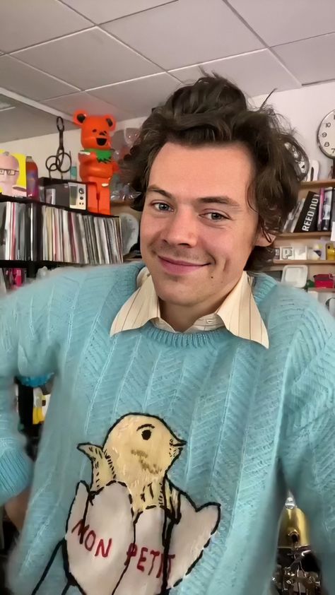 Harry Styles Sweater, Harry Styles Golden, Harry Styles Outfit, Eleanor Calder, Harry Styles Cute, Haikou, Harry Styles Wallpaper, Harry Styles Pictures, Harry Styles Photos