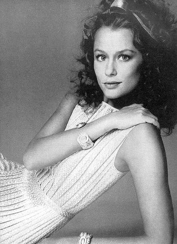 Lauren Hutton is wearing a pleated gold and white lame dress by Mainbocher, gold cuffs by David Webb, photo by Avedon, Vogue US 1971 Lauren Hutton Style, Carmen Dell'orefice, Jean Shrimpton, Geri Halliwell, Lana Turner, Charlotte Rampling, Lauren Hutton, Diana Vreeland, Lily Aldridge