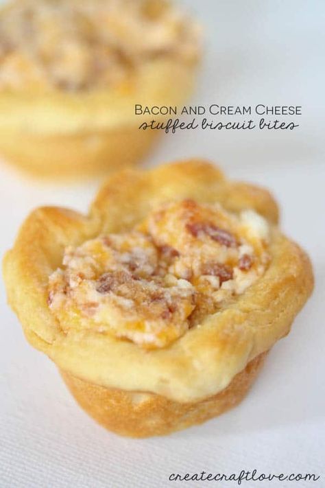 These Bacon and Cream Cheese Stuffed Biscuit Bites make a great savory appetizer that will knock their socks off at Easter Brunch! via createcraftlove.com Biscuit Bites, Easter Food Appetizers, Bacon Appetizers, Brunch Food, Easter Brunch Food, Canned Biscuits, Food Appetizers, Savory Appetizer, Ideas Food