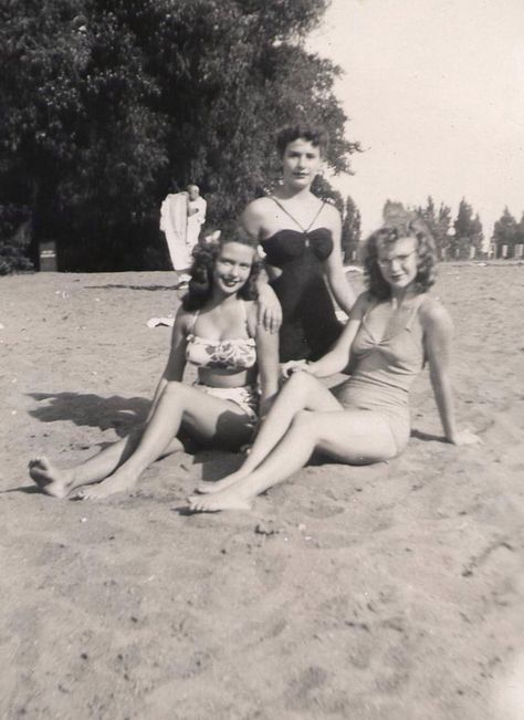 28 Retro Beach Photos That'll Make You Wanna Time Travel Swimsuit Poses, Vintage Beach Photos, 1940s Women, 1940s Woman, Vintage Swim, Retro Swimsuit, Vintage Swimwear, Vintage Swimsuits, Vintage Life