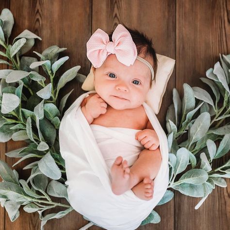 May Newborn Pictures, Newborn Photos 1 Month, 7 Week Old Photoshoot, Flower Newborn Pictures, Cute Newborn Pictures Ideas, New Born Baby Girl Photoshooting With Family, Farm Newborn Photography, Newborn Photos Parents Outfits, Floral Newborn Pictures