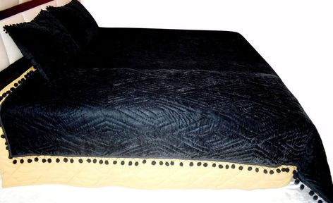 Black Bedspread, California King Quilts, Quilted Christmas Gifts, Pom Pom Throw Blanket, Amish Style, Velvet Throw Blanket, Velvet Bedding, Dorm Gift, Velvet Bedspread