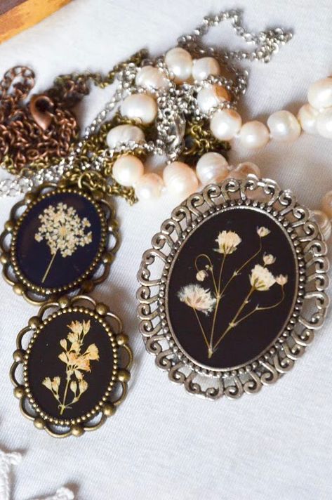 Vintage Resin Jewelry, Resin Flower Jewelry, Flower In Resin, Resin Necklaces, Unique Gifts For Girlfriend, Dried Flower Jewelry, Pressed Flower Crafts, Resin Accessories, Resin Pendants