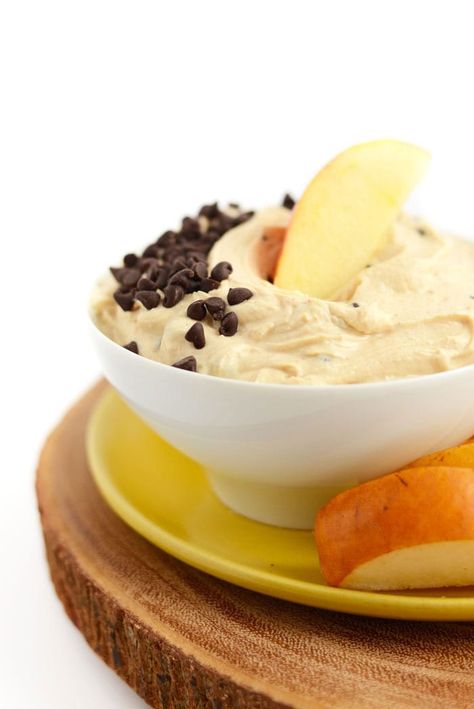 With just 4 simple ingredients, you can whip up the most delicious and healthy peanut butter Greek yogurt dip with chocolate chips in under 10 minutes. Peanut Butter Greek Yogurt Dip, Peanut Butter Dip Healthy, Peanut Butter Greek Yogurt, Peanut Butter Yogurt Dip, Greek Yogurt Dip, Chocolate Chip Dip, Greek Yogurt And Peanut Butter, Ww Snacks, Fruit Dips