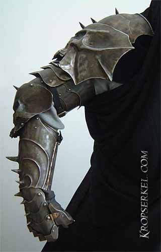 Another spiked glove, elbow and shoulder guard. Pieces and how the collide with each other are good reference. Spiked Armor, Shoulder Guard, Armor Design, Costume Armour, Armor Clothing, Leather Armor, Knight Armor, Arm Armor, Medieval Armor