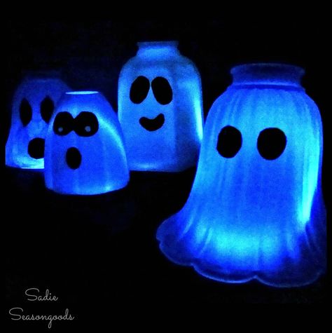 DIY Glass Light Shade Cover Ghosts as Halloween Lanterns Glass Light Globes, Glass Light Covers, Diy Halloween Dekoration, Glass Light Shades, Ghost Diy, Ghost Lights, Ghost Light, Fun Pumpkins, Halloween Lanterns