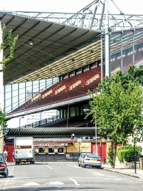 Highbury, Arsenal in the 1990s. Highbury Stadium, Stadium Pics, Arsenal Stadium, Arsenal Wallpapers, Bolton Wanderers, Nostalgic Pictures, Stadium Design, Football Pitch, Liverpool City