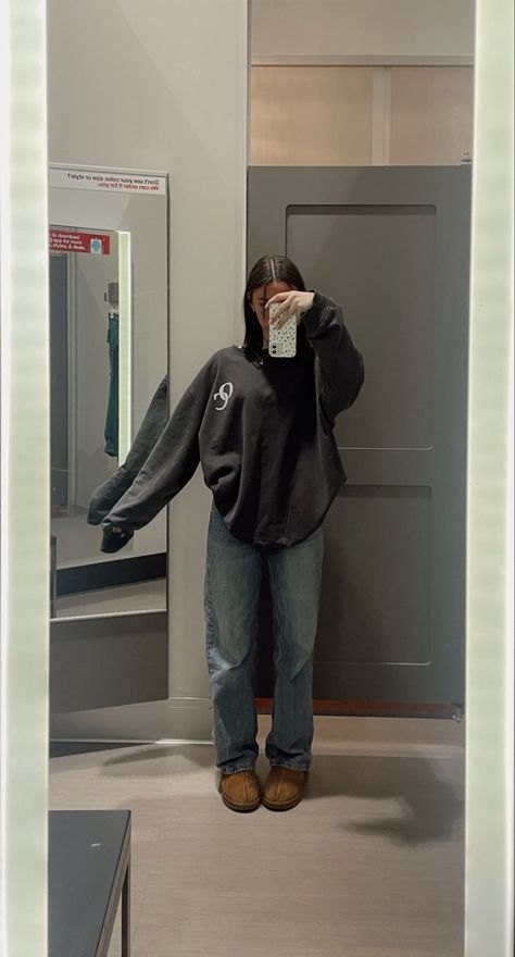 Crew Neck Sweatshirt Flare Jeans, Outfit Inspo Mirror Selfie, School Mirror Pics Aesthetic, Dark Gray Zip Up Hoodie Outfit, Outfit Inspo Sweatshirt, Dark Gray Sweatshirt Outfit, Dark Grey Zip Up Hoodie Outfit, Dark Grey Crewneck Outfit, Uggs Outfit Y2k