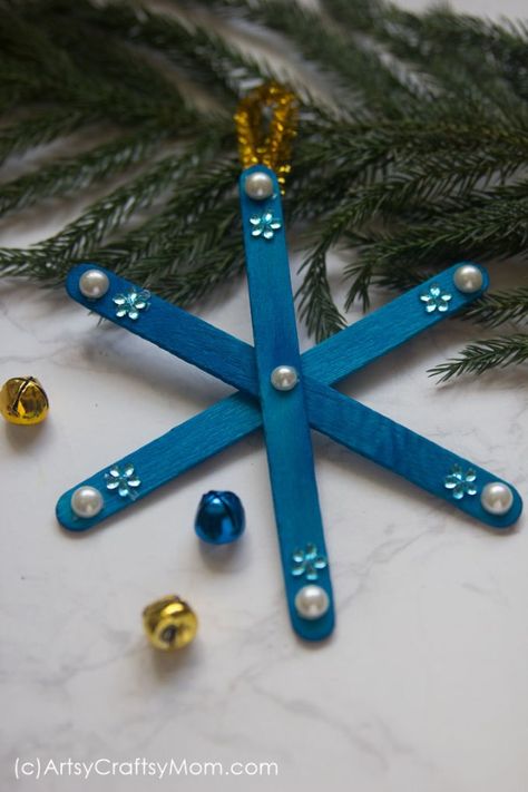 Popsicle Stick Snowflake Ornaments, Craft Ideas For Beginners, Popsicle Stick Snowflake, Popsicle Stick Christmas Crafts, Diy Popsicle, Popsicle Crafts, Diy Christmas Ornaments Easy, Preschool Christmas Crafts, Christmas Arts And Crafts