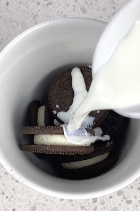 How to Make an Oreo Microwave Mug Cake | TikTok Videos Lava Mug Cake, Oreo Mug, Cake Microwave, Microwave Mug Cake, Microwave Mug, Oreo Dessert Recipes, Famous Desserts, Golden Oreo, Microwave Cake