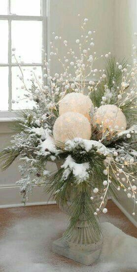 **Christmas & Winter Blessings** Winter Wonderland Home Decor, White Tissue Paper, Blowing Up Balloons, White Christmas Decor, White Balloons, Noel Christmas, Christmas Centerpieces, Christmas Deco, Christmas Projects