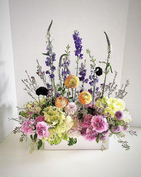 Artistic Floral Arrangements, Flower Arrangements Aesthetic, Floral Design Ideas, Floral Arrangement Shapes, Rectangle Flower Arrangement, Triangle Floral Arrangements, Florist Shop Ideas, Floral Composition, Cosmos Floral Arrangement